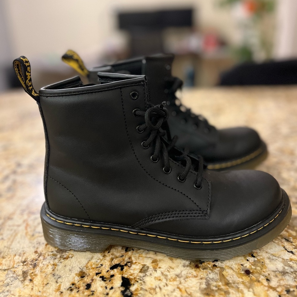 NEW YOUTH GIRL Doc Martens AirWear Lug Sole Boots